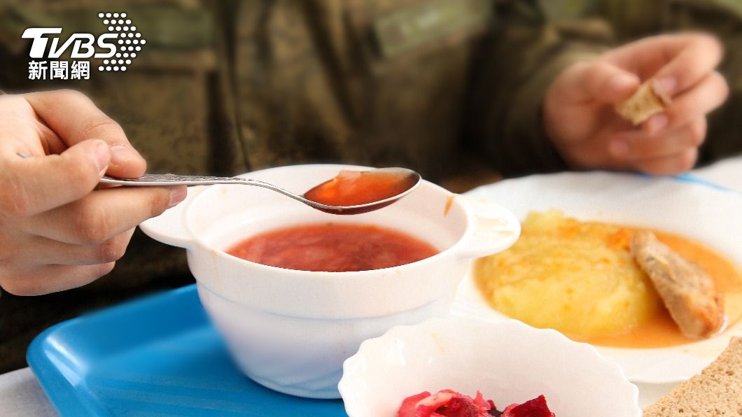 日本航空自衛隊一名空尉在基地餐廳享用早餐時，因同時取走白飯和麵包挨罰。（示意圖／shutterstock達志影像）