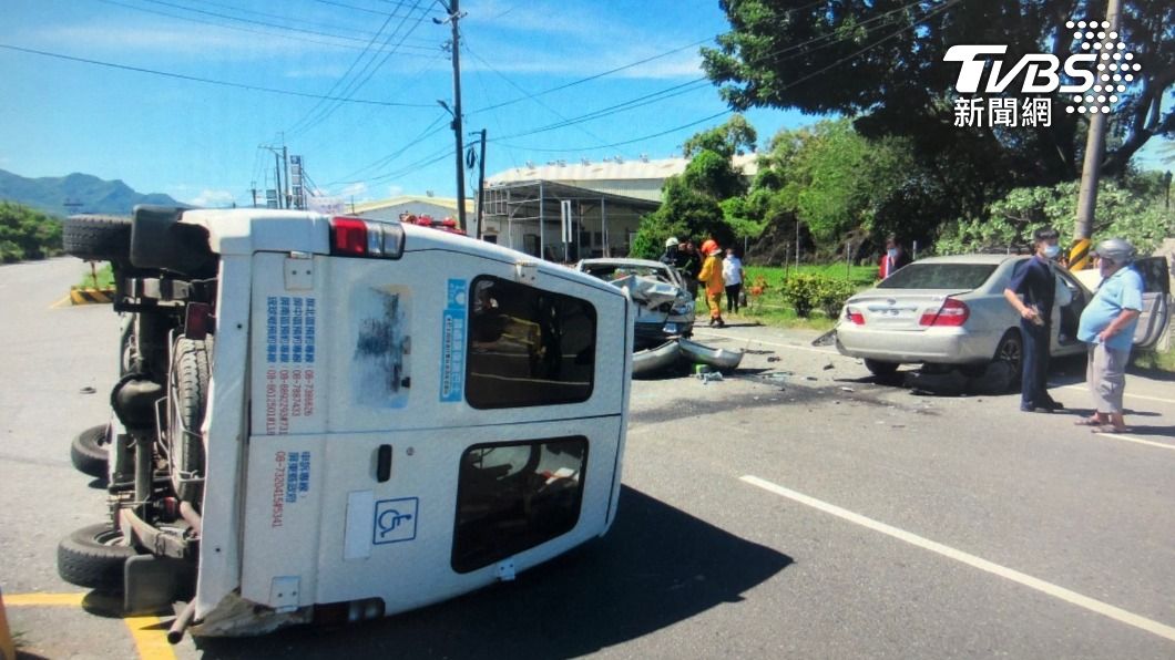 復康巴士追撞前車翻覆，6人傷。（圖／TVBS）
