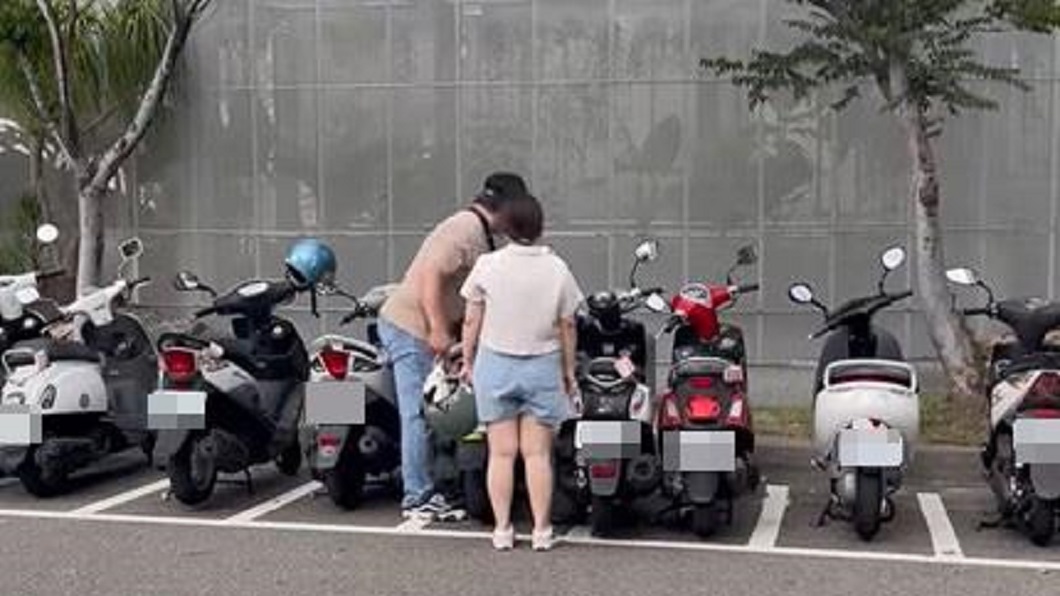 有網友拍到一對情侶停機車時，把停車格內機車移位，好讓自己車子可以停進去。（圖／翻攝自爆怨公社）