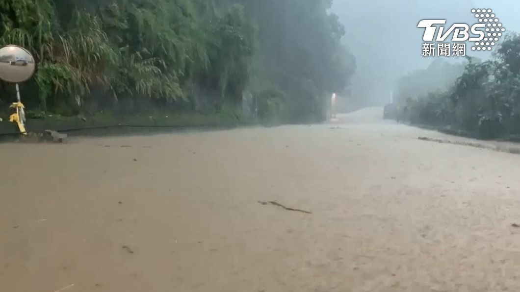 苗栗溫泉區大淹水。（圖／TVBS）