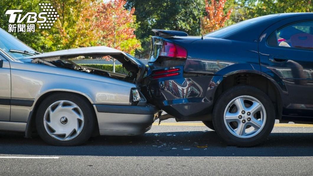 車輛如果跟車跟太近的話，很容易就發生碰撞事故。（圖／ TVBS） 後車緊貼該如何應對？　內行曝解方：別用生命捍衛路權