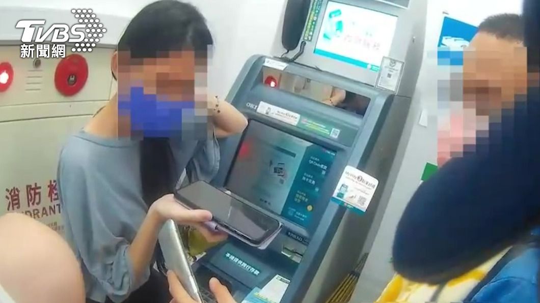 王姓女子接獲詐騙電話後到超商操作ATM。（圖／TVBS）