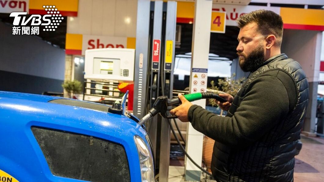 國際油價飆升，希臘國營電視台手把手教偷汽油。（示意圖／達志影像美聯社） 通膨油價漲！希臘國營電視台　竟教民眾如何偷汽油