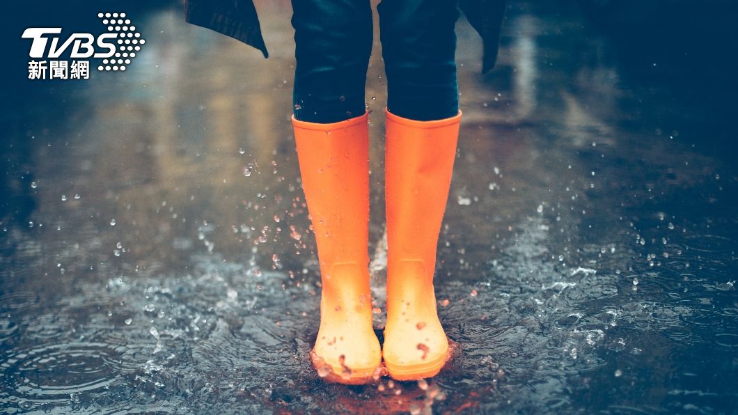連日午後下起大雨，不少人選擇穿雨鞋出門。（示意圖／shutterstock達志影像）
