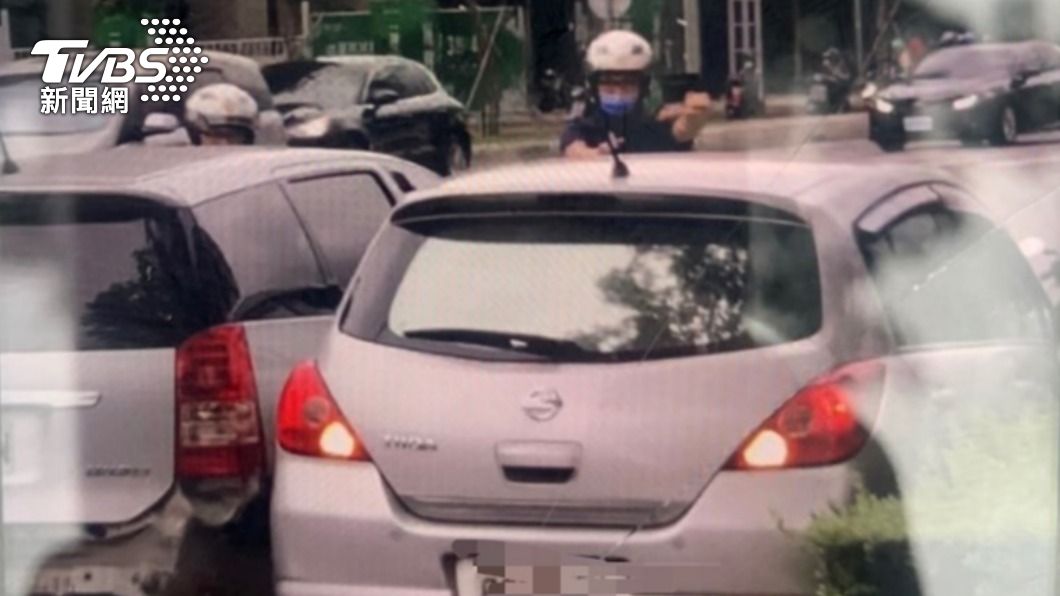 右車為拒檢車輛。(圖/TVBS) 快訊/高雄逆向車拒檢!警轟一槍仍被突圍 雙方追逐中