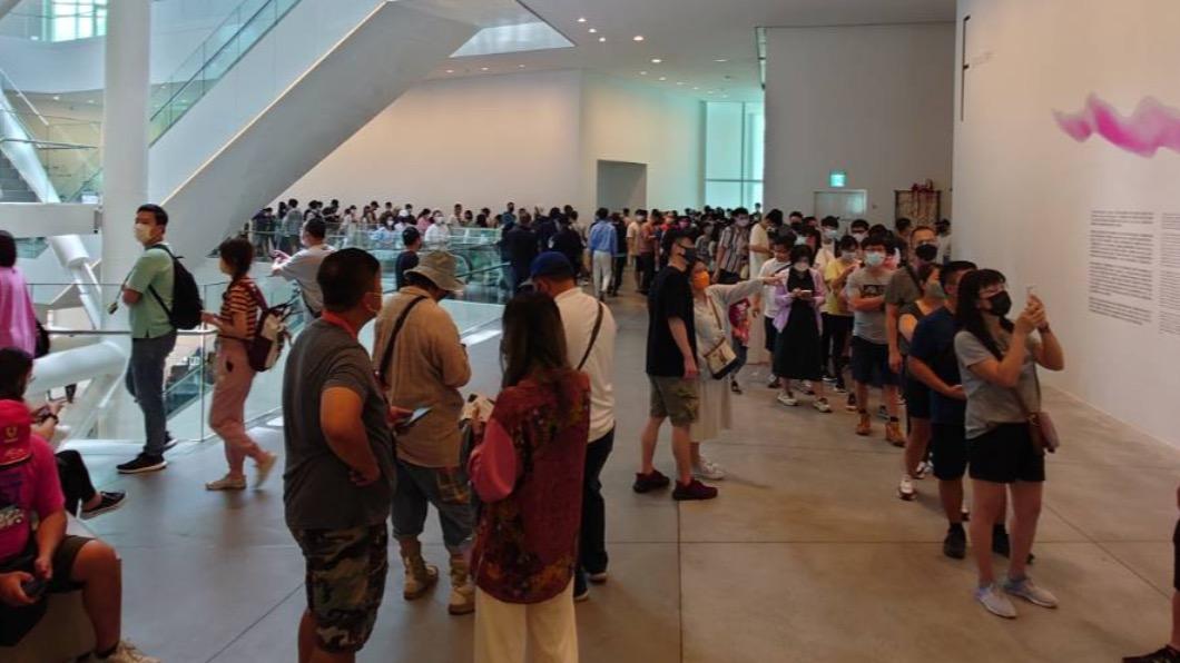 「地獄展」人潮爆滿。（圖／翻攝自台南市美術館臉書） 大雨也趕不走！「地獄展」人比鬼還多　夜間場一樣擠爆