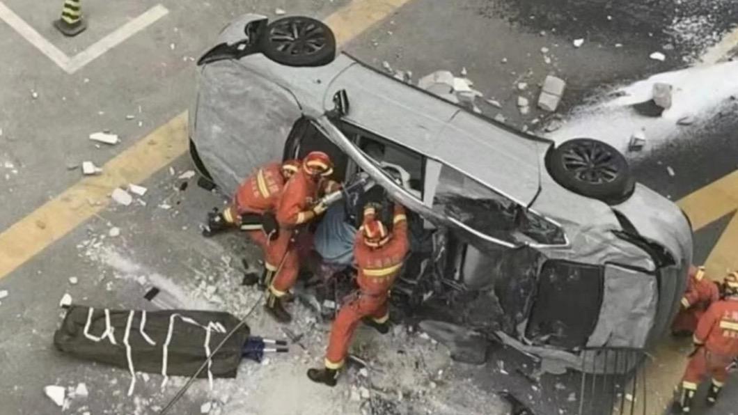 中國蔚來汽車總部發生車輛墜樓事件。（圖／翻攝自微博@CnEVPost） 電動車從3樓爆衝墜地釀2死！　網酸爆：「蔚來」堪憂