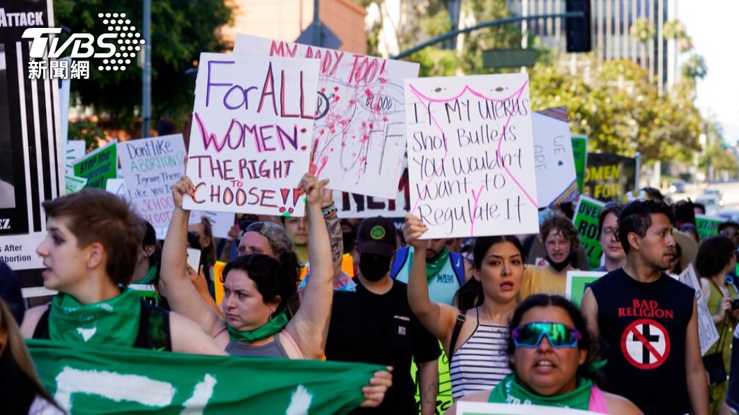 美國民眾為婦女墮胎權上街抗議。（圖／達志影像美聯社）