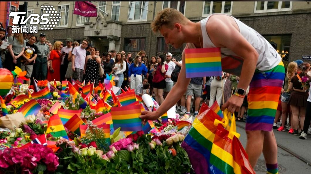 挪威發生恐攻槍擊事件，民眾自發向死者獻花致意。（圖/達志影像美聯社） 鎖定LGBTQ族群　挪威恐攻槍手疑為伊朗裔移民