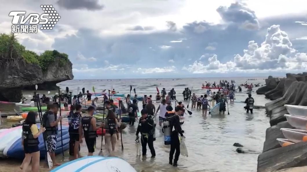 南台灣沙灘擠進大批遊客前往戲水。 （圖／TVBS）
