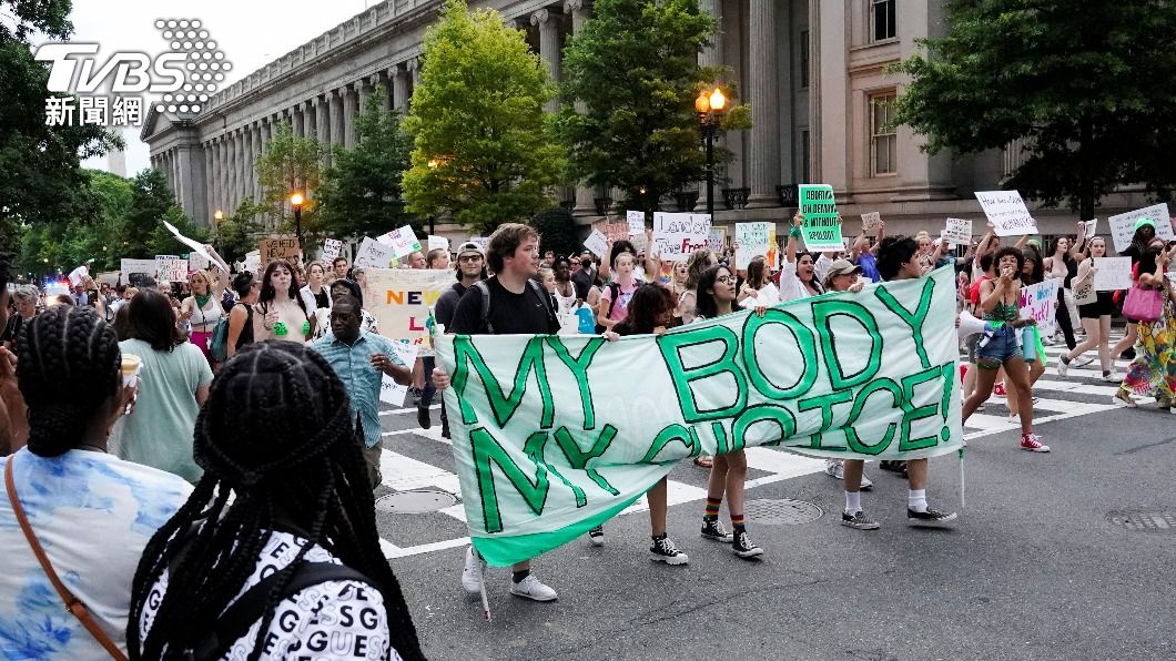美國近期因禁止墮胎導致許多女性上街抗議。（圖／達志影像路透社） 挺「擁槍反墮胎」！美最高法院裁決看見總統歷史遺產