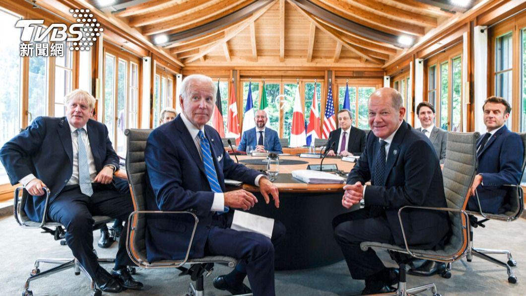 七大工業國集團（G7）領袖於拍攝非正式團體照前，大開俄羅斯總統普欽（Vladimir Putin）玩笑。（圖／達志影像美聯社）