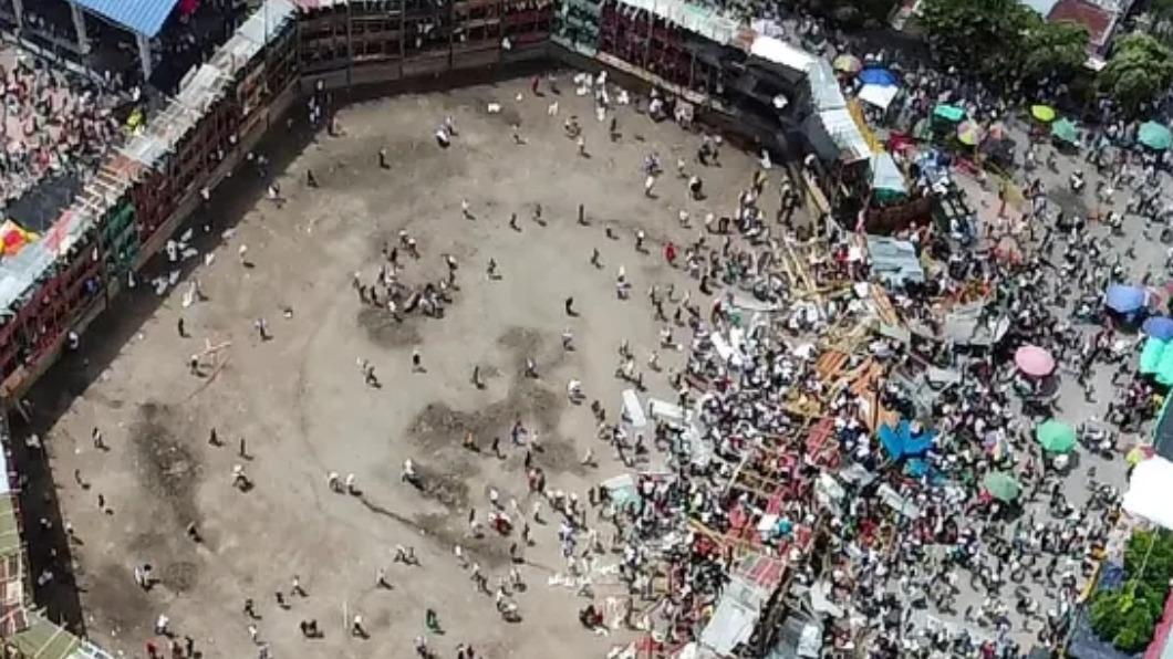 哥倫比亞中部城市艾斯皮納（El Espinal）26日一座鬥牛場的觀眾看台發生倒塌事故。（圖／翻攝自衛報）
