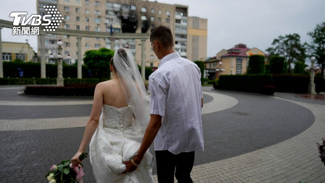 對未來充滿不確定性，外加戒嚴法讓登記流程簡化，烏克蘭新增大量新婚夫妻。（圖/達志影像美聯社） 「把握當下」戰火中勇敢追愛　烏克蘭新婚伴侶人數大增