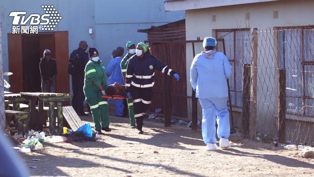 警方封鎖現場進行調查。（圖／達志影像美聯社） 最小死者僅13歲！南非夜店22學生離奇亡　滿地都屍體