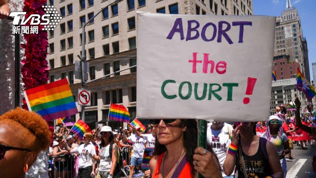 紐約市2022年同志驕傲大遊行26日登場，民眾高舉標語抗議最高法院日前推翻女性墮胎權的決議。（圖／達志影像美聯社） 紐約同志遊行登場！以「身體自由」為主題　挺保衛墮胎權