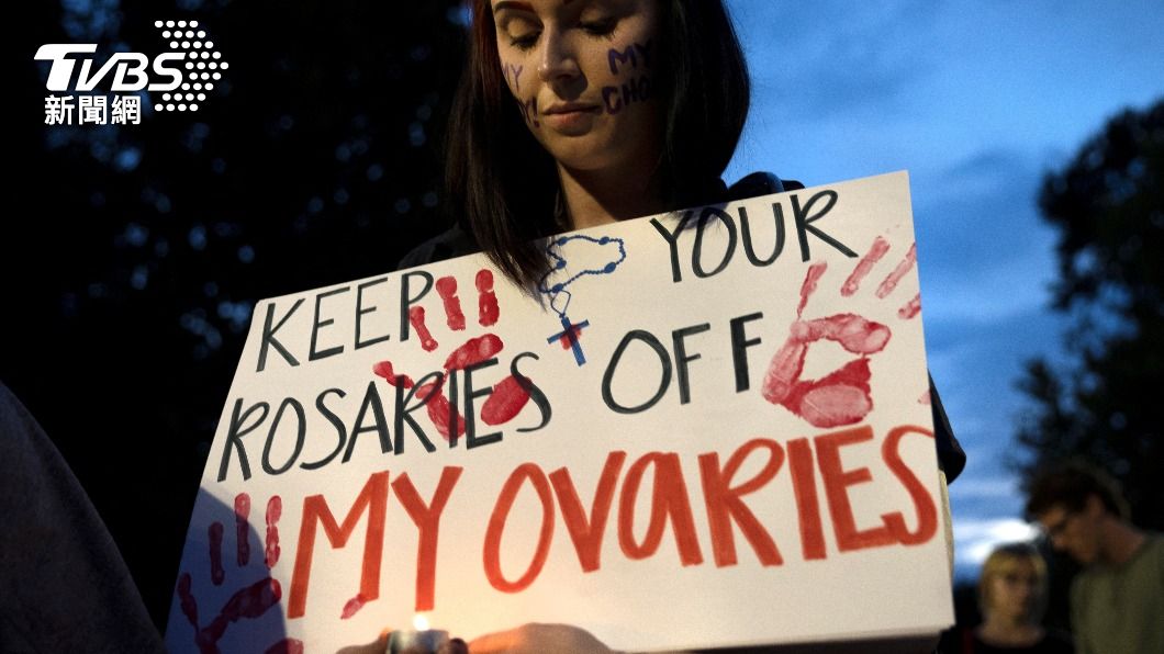美國女性上街抗議「墮胎禁令」。（圖／達志影像路透社） 阻礙又+1！美墮胎權遭推翻　最苦恐是「女性軍人」