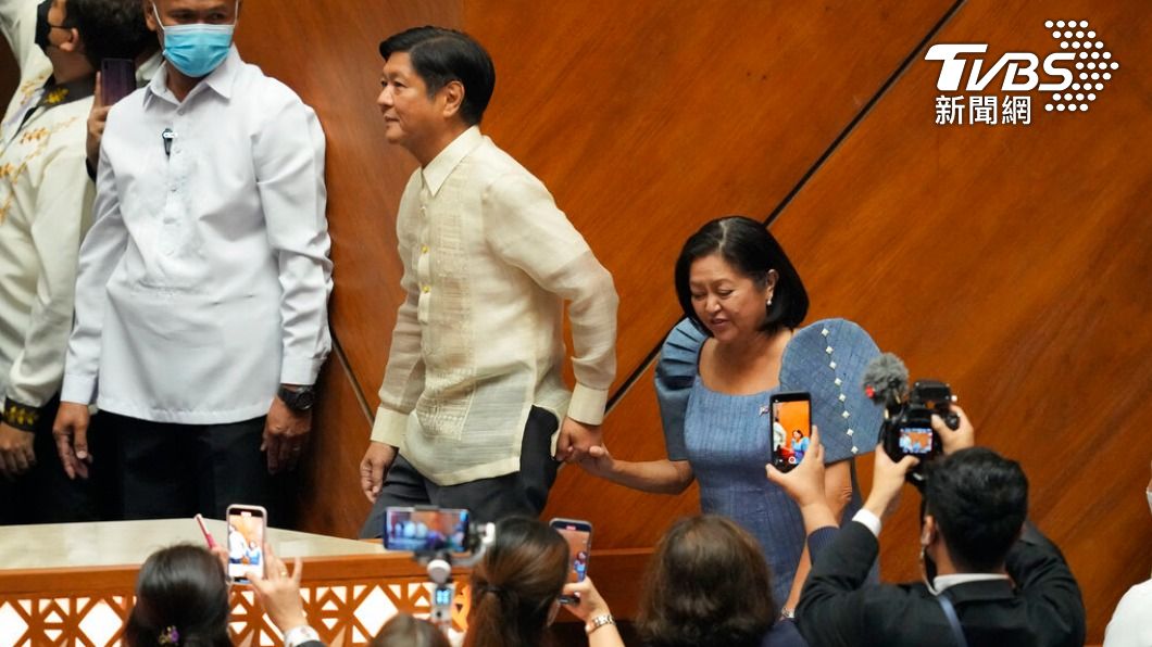 菲律賓候任總統小馬可仕(左)牽著妻子露易絲的手走上國會議堂。（圖/達志影像美聯社） 愛上家族敵人之子！　揭開菲律賓新任第一夫人的神秘面紗