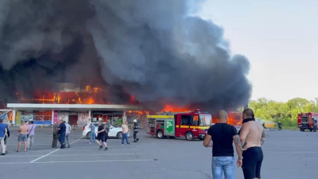 烏克蘭商場遭空襲。（圖／翻攝自澤倫斯基Telegram） 快訊／俄軍空襲烏東購物中心　澤倫斯基證實：商場內逾千人
