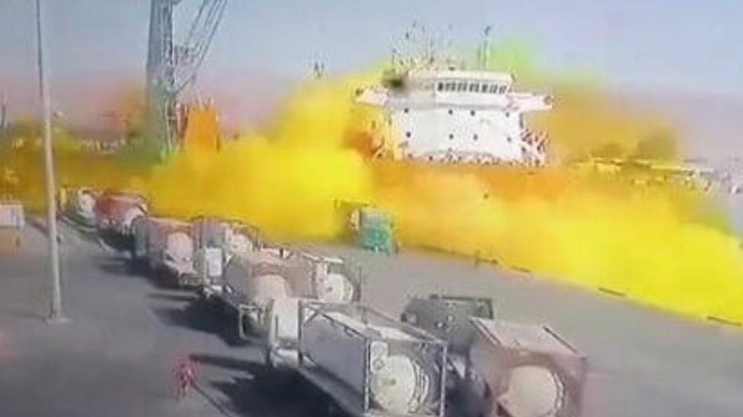 約旦阿卡巴港口在進行氯氣儲槽吊掛，過程卻發生爆炸意外。（圖／翻攝自推特） 約旦氯氣槽墜落爆炸、有毒氣體外洩　釀12死、260傷