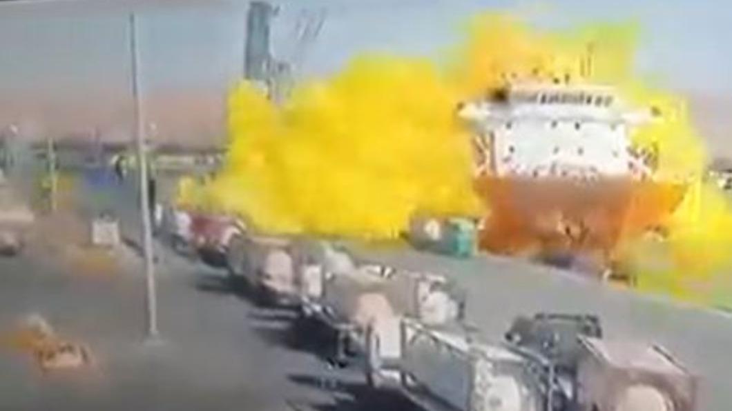 約旦港口氯氣儲槽意外掉落發生爆炸。（圖／翻攝 Insider Paper Twitter） 約旦港口氯氣儲槽發生爆炸意外　12死逾250傷
