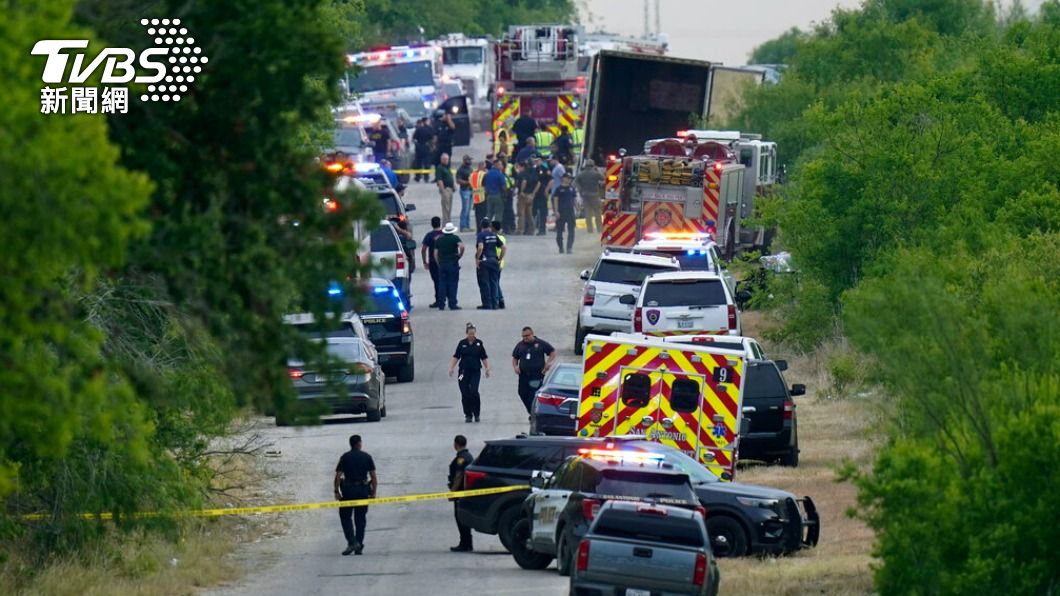 現場拉起封鎖線，大量警車及救護車停靠在一旁。（圖／達志影像美聯社） 德州再傳移民慘劇　46偷渡客受困卡車疑不耐高溫喪命