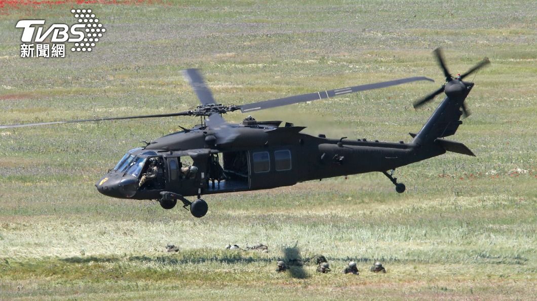 正在進行飛行演習的美軍黑鷹直升機。（圖／達志影像美聯社） 下一代還在路上　美國編23億加購120架黑鷹直升機