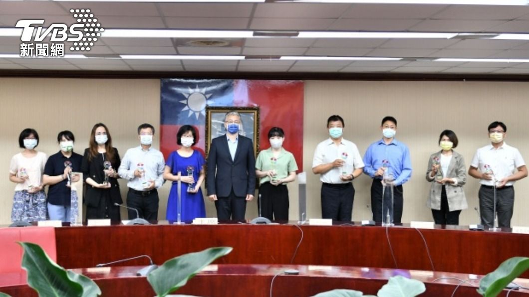 內政部常務次長吳堂安頒發獎座給10名廉能公務人員獲獎人。（圖／中央社）