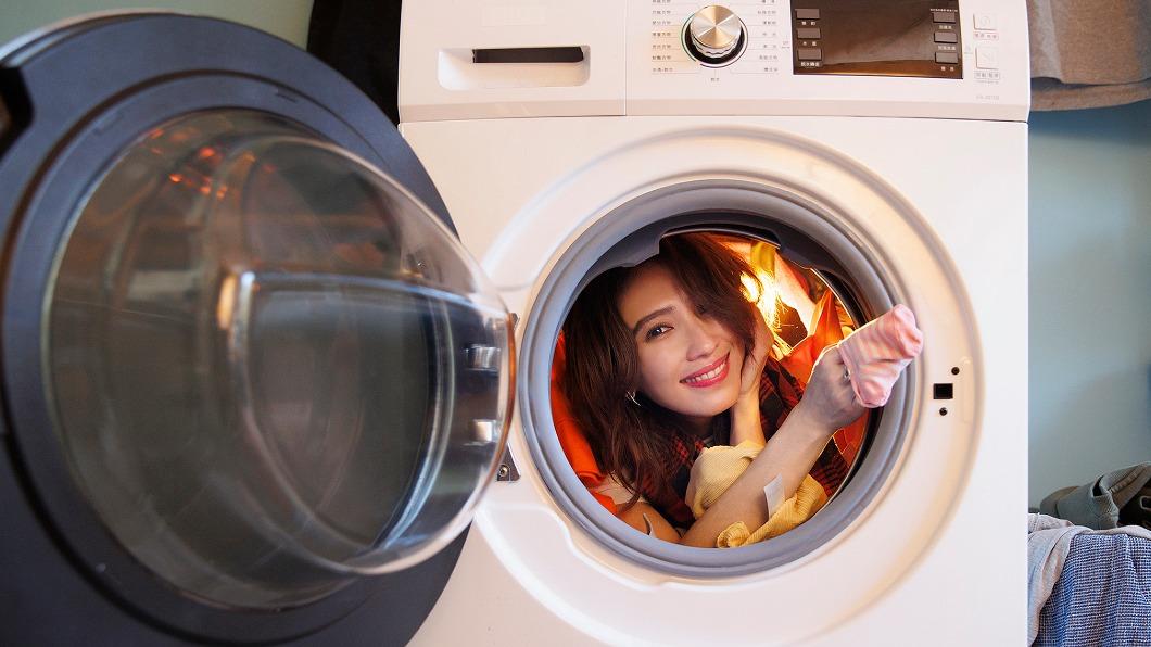 戴佩妮為MV體驗鑽洗衣機。（圖／妮樂佛x仁仁娛樂提供）
