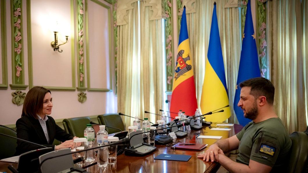摩爾多瓦女總統桑杜（Maia Sandu）於27日拜訪烏克蘭，會議桌旁還掛有歐盟旗幟。（圖／翻攝自Maia Sandu 推特）