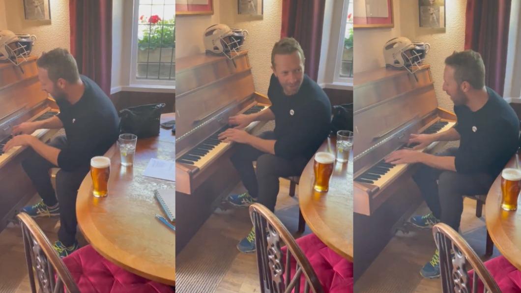 克里斯馬汀26日驚喜現身英國一間酒吧，還為客人獻唱。（圖／翻攝自The Stag inn 推特 @StaginnHinton） 「酷玩」主唱偕女友驚喜現身小鎮　為新人獻唱超圈粉