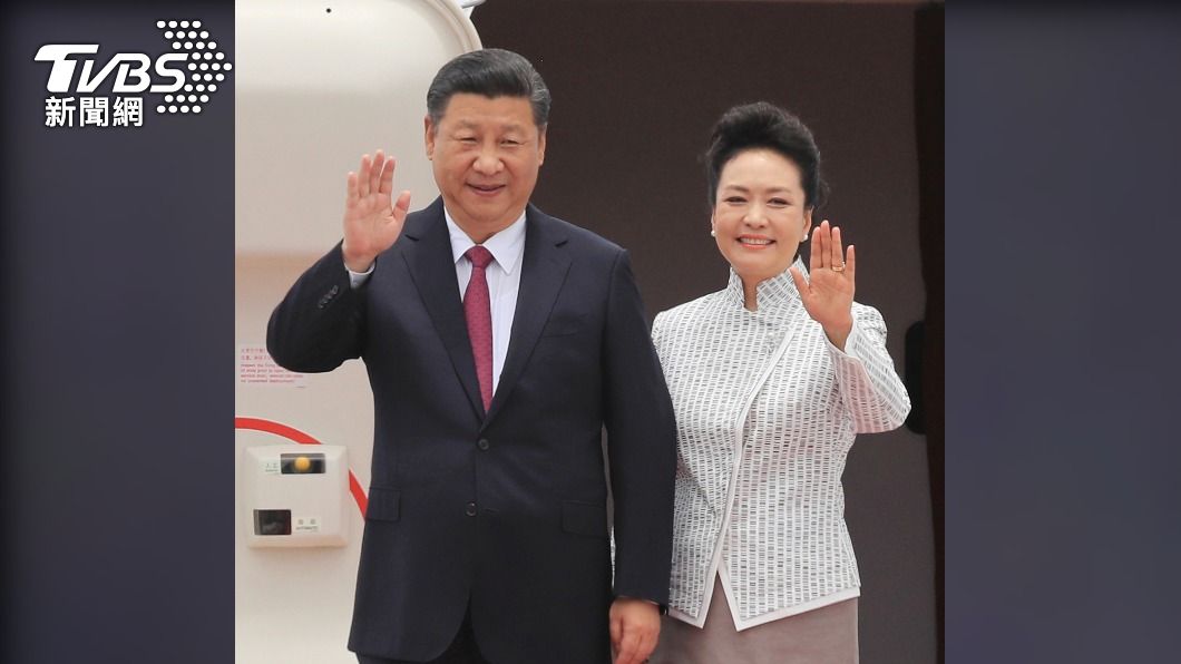 大陸國家主席習近平(左)與夫人彭麗媛2017年搭專機訪問香港。（圖/達志影像美聯社）