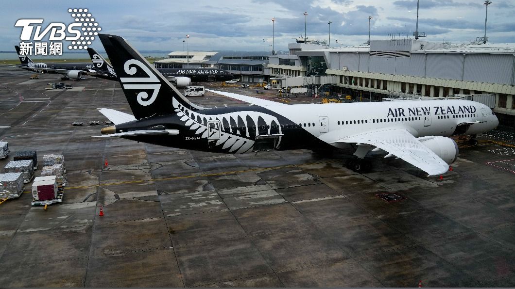 紐西蘭航空將從2024年開始，在特定航班增設太空艙提供乘客預定睡眠休息。（圖/達志影像美聯社） 經濟艙也能躺平了　紐航推獨立太空艙「睡眠區」睡個夠
