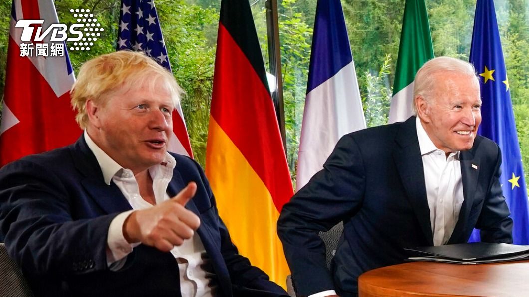 英國首相強生日前在G7會議開始前，大開普欽玩笑，逗笑一票元首。（圖／達志影像美聯社）