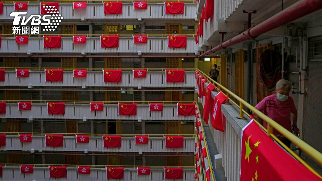 香港住宅社區外牆掛滿一大片紅色五星旗及香港區旗。（圖／達志影像美聯社）