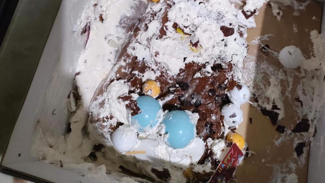 網友用冷凍宅配送蛋糕卻遭摔爛。（圖／翻攝自爆料公社公開版臉書）
