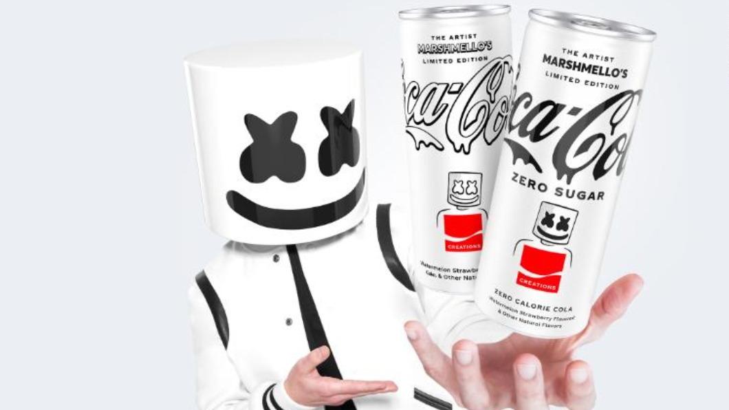 可口可樂與電子音樂蒙面DJ棉花糖（Marshmello）合作，推出「西瓜尬草莓」口味新產品。（圖／翻攝自CNN）
