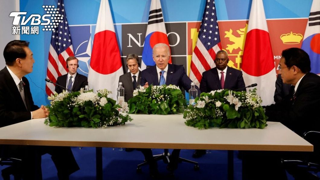 美日韓領袖於北大西洋公約組織（NATO）峰會場邊進行會談。（圖/路透社）