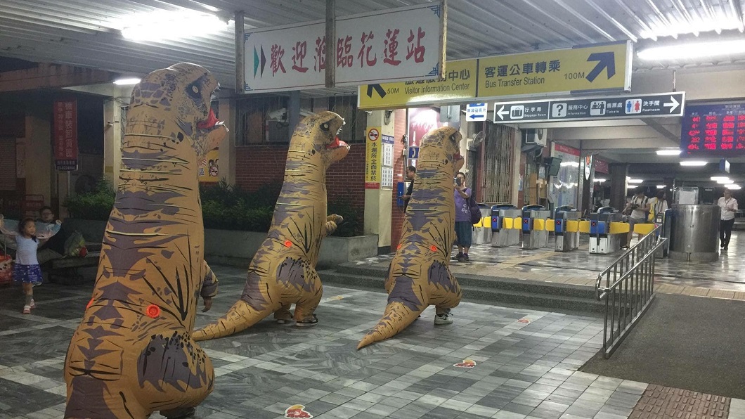 一名男網友分享幾年前幾個好哥兒們曾穿著恐龍在花蓮火車站外迎接他。（圖／翻攝自爆廢公社公開版）
