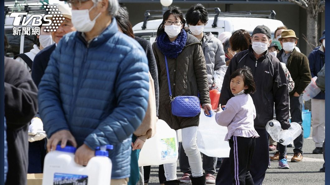 地震後排隊取水的福島居民。（圖/達志影像路透社） 核災11年後解除禁令　福島小鎮居民終於獲准返家