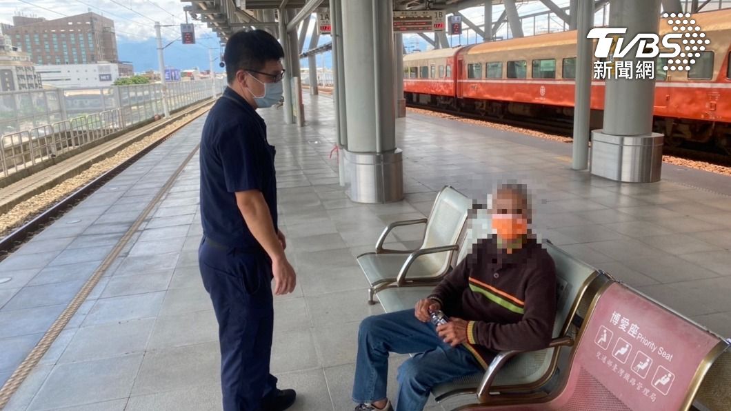 獨居老翁等火車回花蓮。（圖／TVBS）