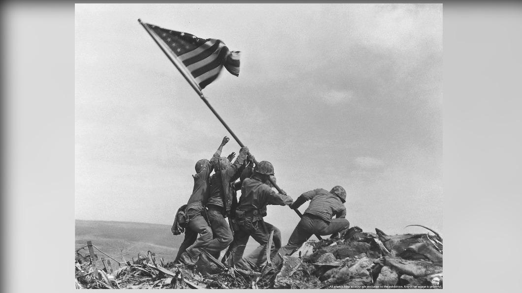 1945年美國國旗升起於折缽山。（圖／普立茲新聞攝影獎80週年展）