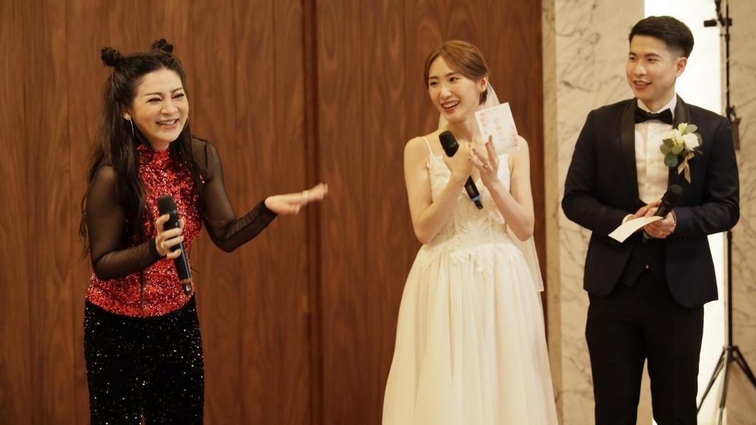 王彩樺（左）身穿勁裝擔任婚禮歌手。（圖／東森提供）