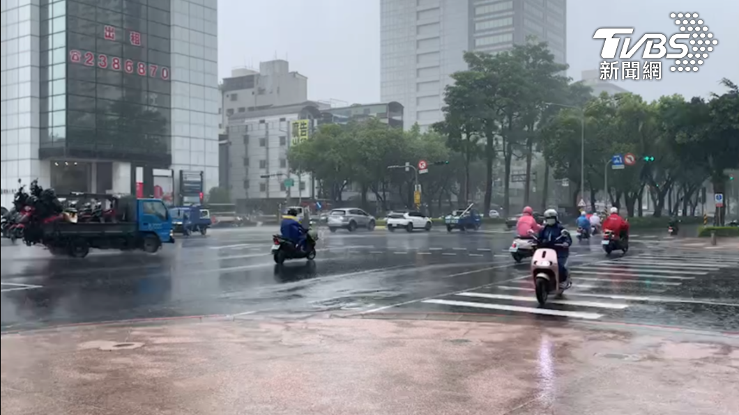 高雄市今天下午下起大雷雨。（圖／TVBS）