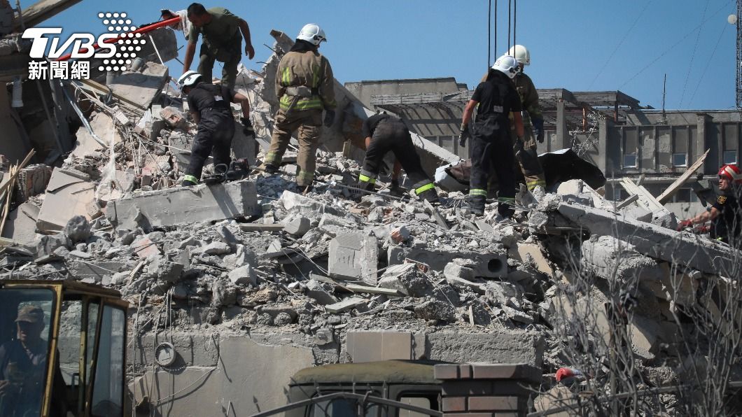 救援人員站在瓦礫堆上搶救受困民眾。（圖／達志影像美聯社） 俄軍再襲平民！大型反艦飛彈擊中奧德薩民宅釀至少21死