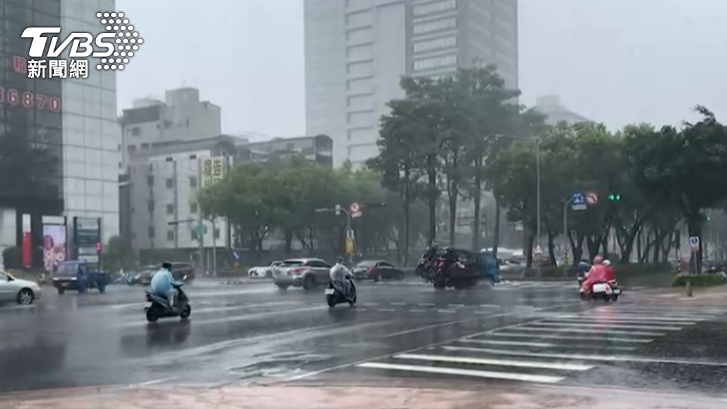 外出記得帶傘！15縣市「大雨特報」　慎防雷擊、強陣風