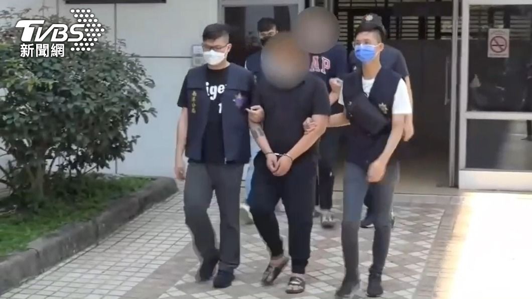 2名毒販被警方移送法辦。（圖／TVBS） 想趁暑假大賺一波！　南港警攔截逾百包毒品咖啡　2毒販落網
