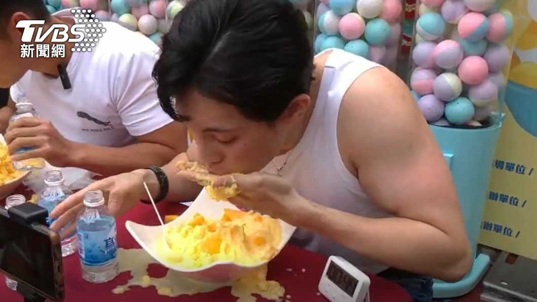 劉男在129秒內吃完逾1公斤的芒果冰。（圖／TVBS）
