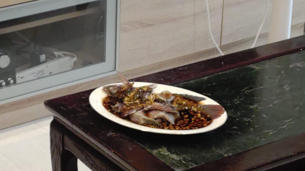 網友做「西湖醋魚」被嗆是中共同路人。（圖／翻攝自爆怨2公社） 