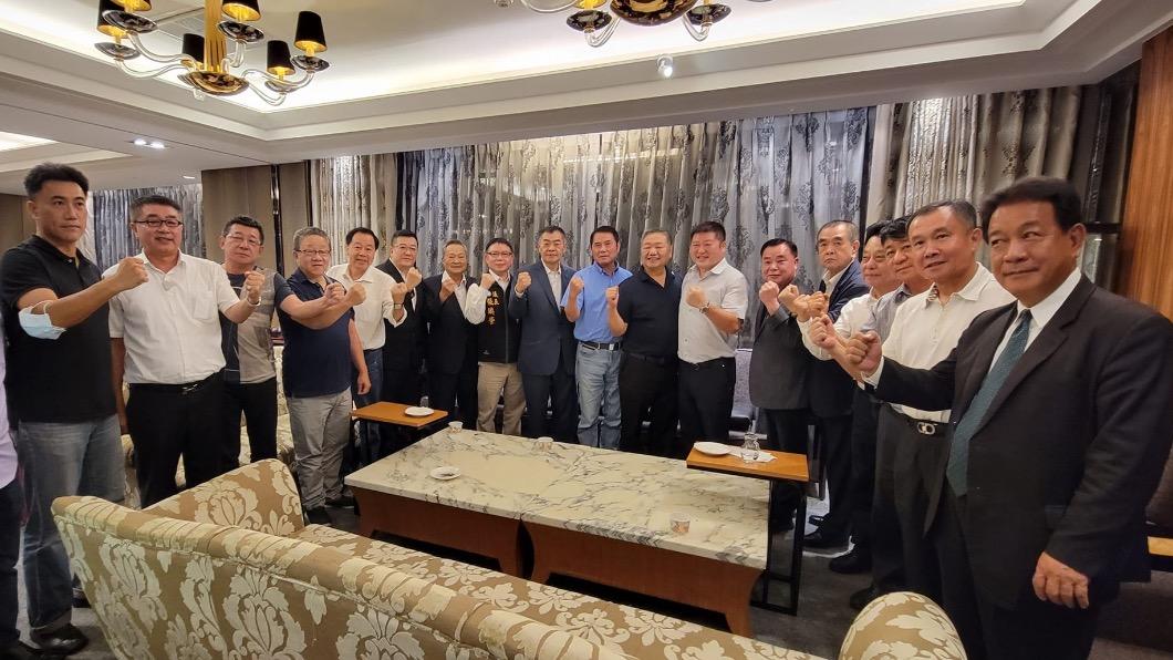 全國正副議長集結台北福容飯店連署砲轟國民黨中央。（圖／翻攝張峻臉書）
